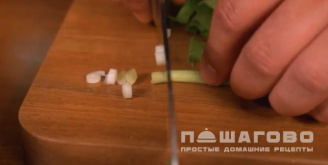 Фото приготовления рецепта: Салат из авокадо и креветок - шаг 5