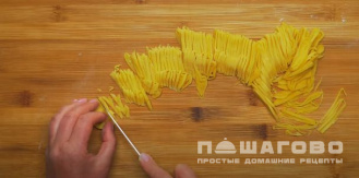 Фото приготовления рецепта: Куриный суп из бедрышек с домашней лапшой - шаг 6