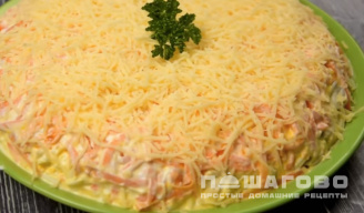 Фото приготовления рецепта: Слоеный салат с курицей и шампиньонами - шаг 10