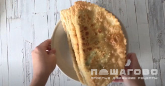 Фото приготовления рецепта: Чебуреки с творогом и зеленью - шаг 9