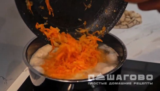 Фото приготовления рецепта: Суп с фрикадельками из фарша индейки - шаг 4