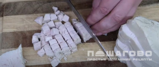 Фото приготовления рецепта: Салат с сухариками, фасолью и корейской морковью - шаг 2