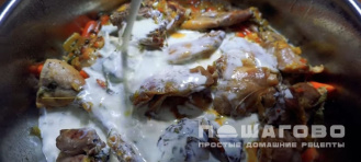 Фото приготовления рецепта: Кролик в сливочном соусе - шаг 4