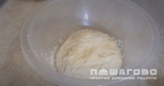 Фото приготовления рецепта: Пицца с баклажанами и вялеными томатами - шаг 2