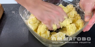 Фото приготовления рецепта: Картофельные пирожки с мясом на сковороде - шаг 10