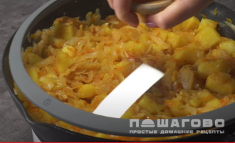 Фото приготовления рецепта: Тушеная капуста с картошкой - шаг 3