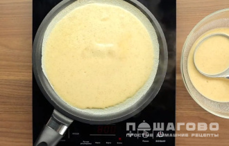 Фото приготовления рецепта: Яичные блинчики с курицей и грибами - шаг 3