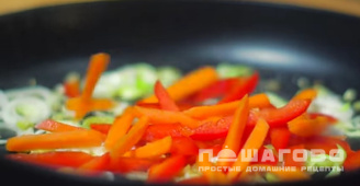 Фото приготовления рецепта: Рисовая лапша с овощами и соусом терияки - шаг 4