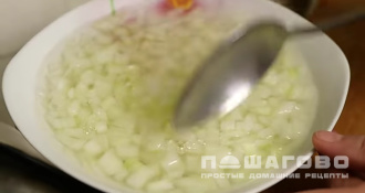 Фото приготовления рецепта: Салат с грибами, черносливом и курицей - шаг 3