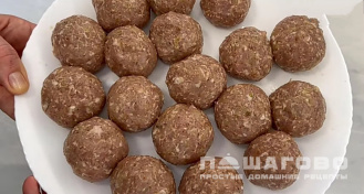 Фото приготовления рецепта: Макароны с фрикадельками в сковороде - шаг 3