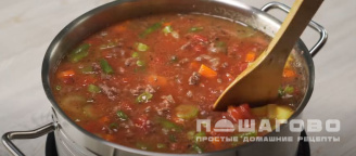Фото приготовления рецепта: Простой мясной суп с приправой из томатов и чеснока - шаг 8