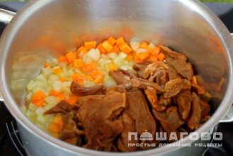 Фото приготовления рецепта: Суп из белых сушеных грибов - шаг 3
