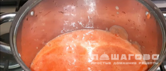 Фото приготовления рецепта: Лечо из огурцов с зеленью и чесноком - шаг 2