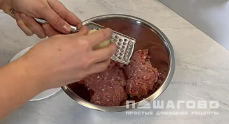 Фото приготовления рецепта: Макароны с фрикадельками в сковороде - шаг 1