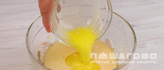 Фото приготовления рецепта: Медовик без раскатки - шаг 2
