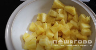 Фото приготовления рецепта: Оливье с креветками и авокадо - шаг 4