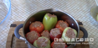 Фото приготовления рецепта: Фаршированные фаршем и рисом перцы - шаг 8