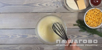 Фото приготовления рецепта: Луковая пицца с кукурузой и моцареллой - шаг 2