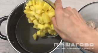 Фото приготовления рецепта: Сырный суп по-французски с курицей - шаг 2