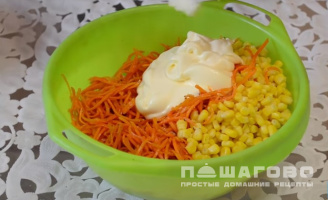 Фото приготовления рецепта: Салат из курицы с корейской морковкой и кукурузой - шаг 4