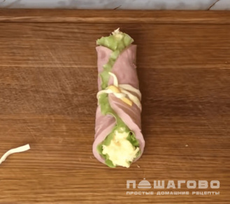 Фото приготовления рецепта: Рулетики из ветчины с сыром и яйцом - шаг 3