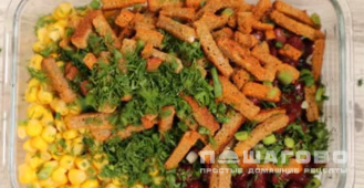 Фото приготовления рецепта: Салат с фасолью, кукурузой и сухариками - шаг 3
