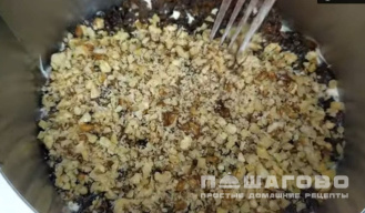 Фото приготовления рецепта: Салат с черносливом и копченой курицей - шаг 3