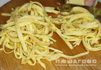 Фото приготовления рецепта: Салат из филе курицы с яичными блинчиками - шаг 3