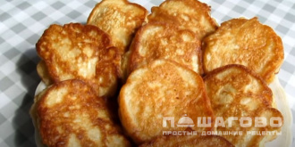 Фото приготовления рецепта: Яблочные оладьи на кефире - шаг 8