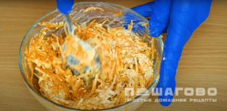 Фото приготовления рецепта: Морковный салат с сыром и чесноком - шаг 3