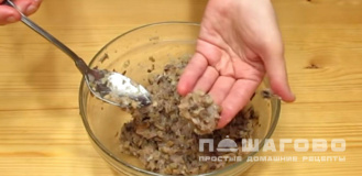 Фото приготовления рецепта: Запеченные грибы, фаршированные курицей и сыром - шаг 6