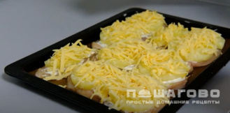 Фото приготовления рецепта: Курица с ананасами под сыром - шаг 5