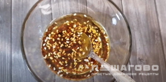 Фото приготовления рецепта: Овощной салат с моцареллой, кунжутом и пикатной заправкой - шаг 4