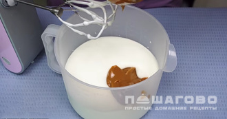 Фото приготовления рецепта: Пирожное эклер со сливочно-карамельным кремом и орехами - шаг 9
