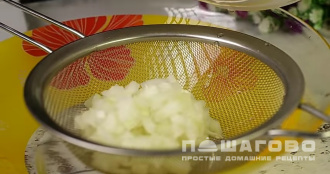 Фото приготовления рецепта: Салат с грибами, черносливом и курицей - шаг 5