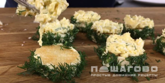 Фото приготовления рецепта: Канапе с красной икрой и болгарским перцем - шаг 10