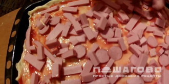 Фото приготовления рецепта: Грибная пицца с колбасой и сыром - шаг 4