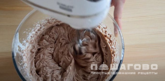 Фото приготовления рецепта: Домашнее шоколадное мороженное из сливок - шаг 3