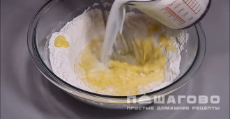 Фото приготовления рецепта: Блины с творогом и сметаной домашние - шаг 2