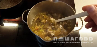 Фото приготовления рецепта: Суп кимчи с яйцом, тофу и древесными грибами моэр - шаг 9