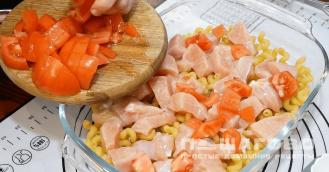Фото приготовления рецепта: Запеканка из макарон с курицей и сыром - шаг 3