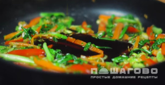Фото приготовления рецепта: Рисовая лапша с овощами и соусом терияки - шаг 8