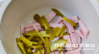 Фото приготовления рецепта: Салат с куриной ветчиной, корейской морковью и грибами - шаг 3