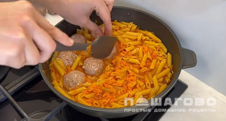 Фото приготовления рецепта: Макароны с фрикадельками в сковороде - шаг 10