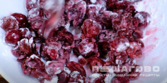 Фото приготовления рецепта: Вкусные вареники с вишней - шаг 5