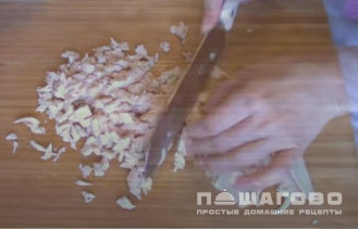 Фото приготовления рецепта: Салат с ананасом, курицей, сыром и грецким орехом. - шаг 1