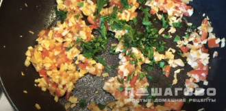 Фото приготовления рецепта: Шампиньоны фаршированные помидорами и сыром - шаг 7