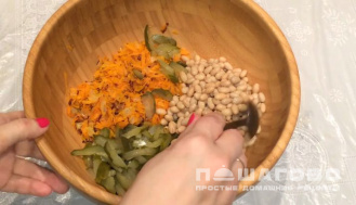 Фото приготовления рецепта: Постный салат с фасолью и сухариками - шаг 4