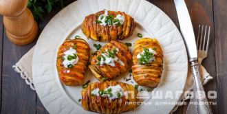 Фото приготовления рецепта: Картошка-гармошка с сыром в духовке - шаг 12