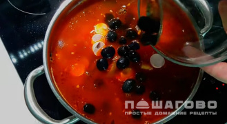Фото приготовления рецепта: Суп солянка мясная по-домашнему - шаг 10